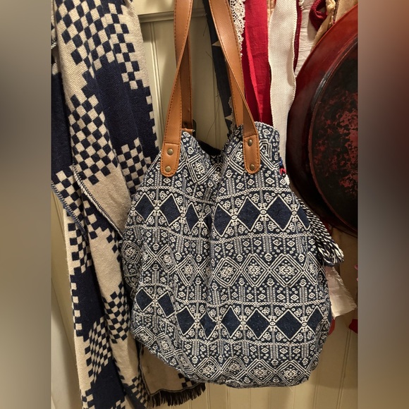 Navy and Tan Women's Shoulder Bag - Picture 4 of 6